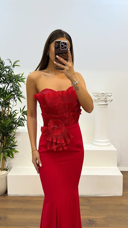 Vestido de noche rojo sin tirantes con detalle en el busto