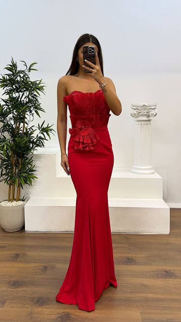 Rotes trägerloses Abendkleid mit Brustdetail
