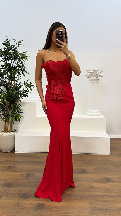 Vestido de noche rojo sin tirantes con detalle en el busto