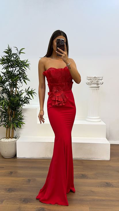 Vestido de noche rojo sin tirantes con detalle en el busto