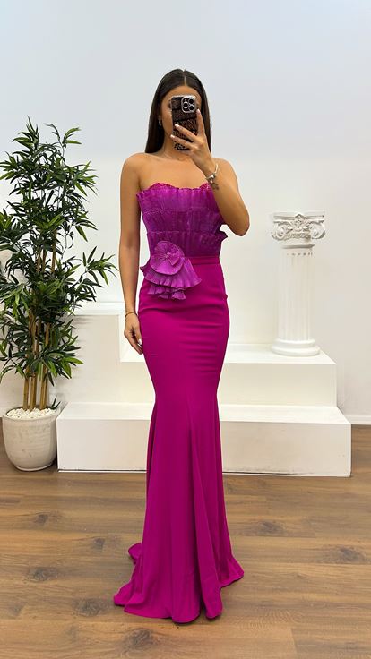 Vestido de noche fucsia sin tirantes con detalle en el busto
