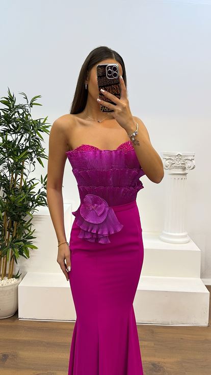 Vestido de noche fucsia sin tirantes con detalle en el busto