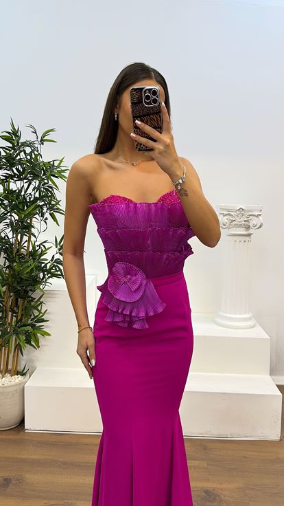 Vestido de noche fucsia sin tirantes con detalle en el busto