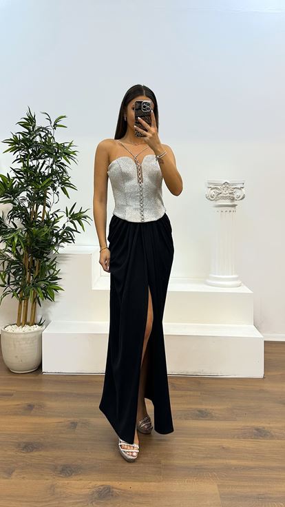 Vestido de noche con detalle en el cuello plateado