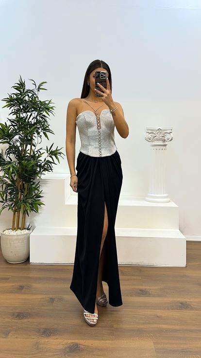 Vestido de noche con detalle en el cuello plateado