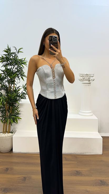 Vestido de noche con detalle en el cuello plateado