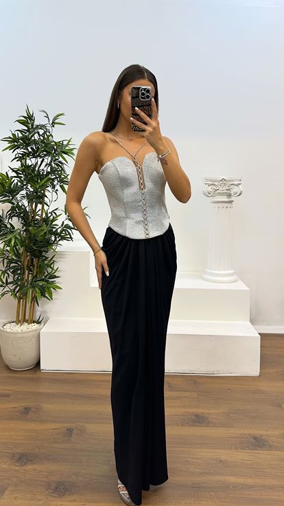 Vestido de noche con detalle en el cuello plateado