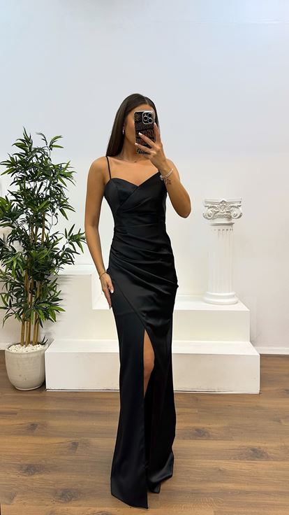 فستان سهرة بتفاصيل حبل أسود