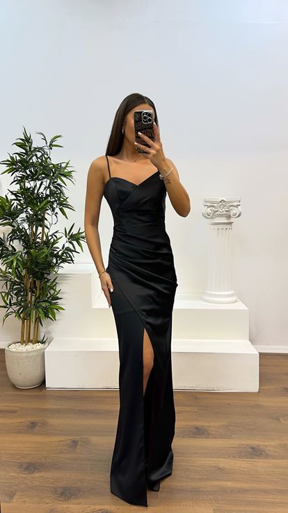 فستان سهرة بتفاصيل حبل أسود