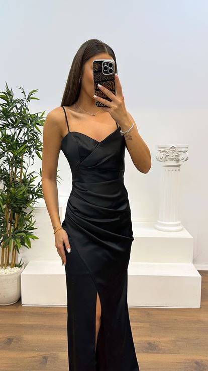 فستان سهرة بتفاصيل حبل أسود