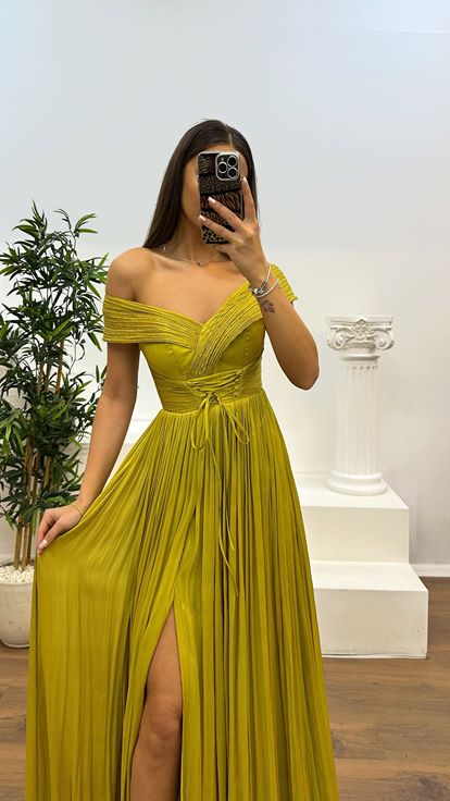 Robe de soirée plissée vert pomme à col Madonna