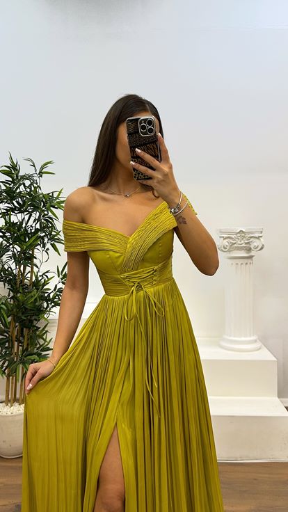 Robe de soirée plissée vert pomme à col Madonna