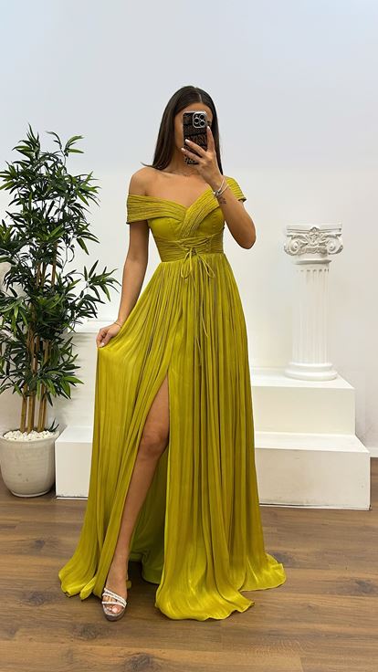 Robe de soirée plissée vert pomme à col Madonna