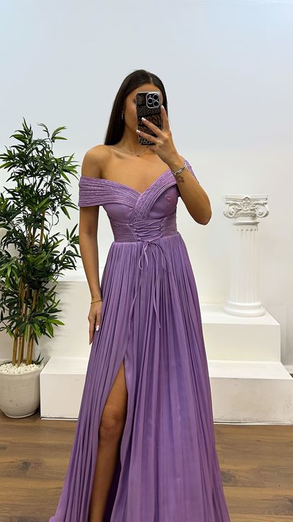 Abito da sera plissettato con colletto della Madonna color lavanda