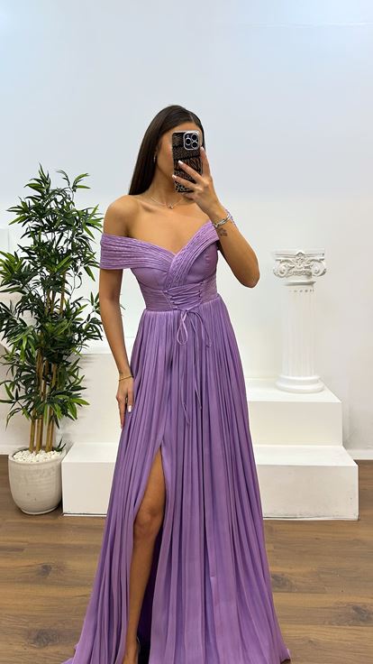 Abito da sera plissettato con colletto della Madonna color lavanda