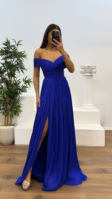 Vestido de noche plisado con cuello Madonna de Saks