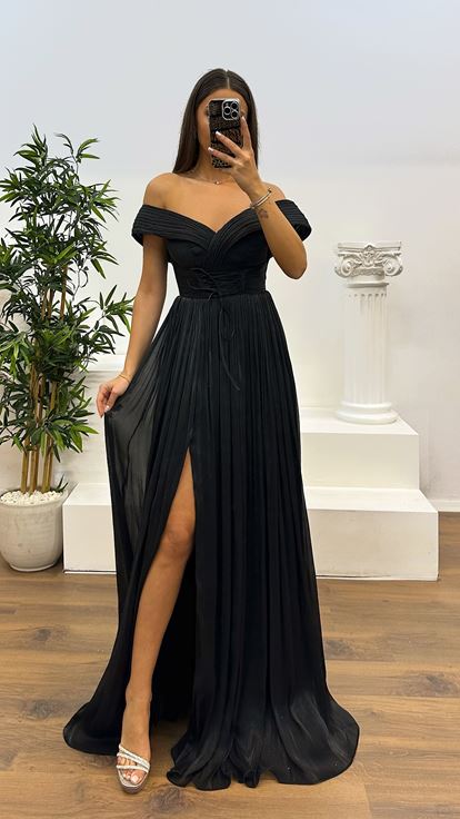 Robe de soirée plissée noire à col Madonna