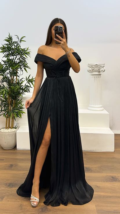 Robe de soirée plissée noire à col Madonna