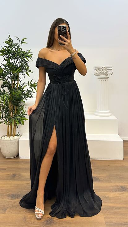 Robe de soirée plissée noire à col Madonna
