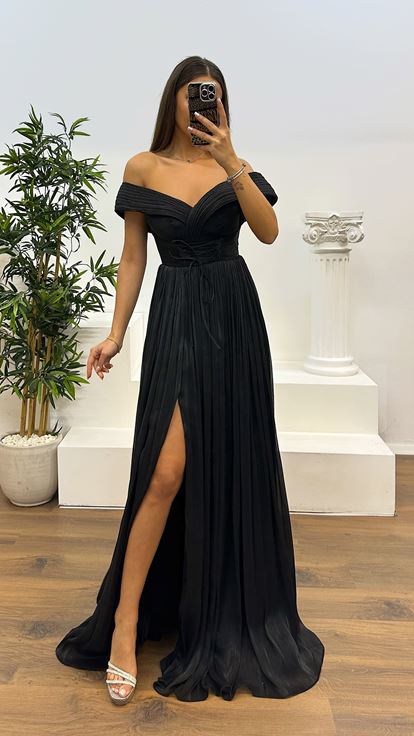 Robe de soirée plissée noire à col Madonna