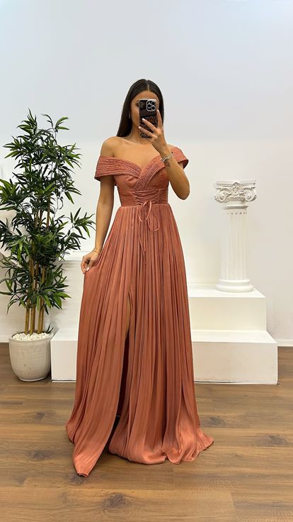 Robe de soirée plissée à col Madonna en peau d'oignon