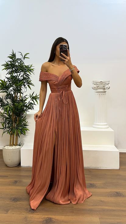 Robe de soirée plissée à col Madonna en peau d'oignon