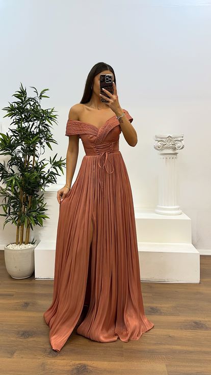 Robe de soirée plissée à col Madonna en peau d'oignon