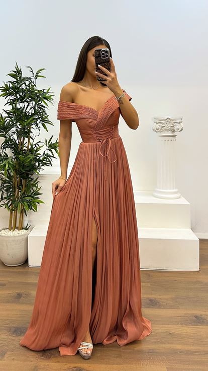 Robe de soirée plissée à col Madonna en peau d'oignon