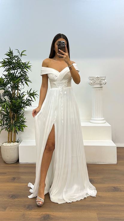 Abito da sera plissettato con colletto della Madonna bianco