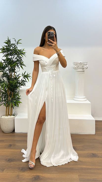 Abito da sera plissettato con colletto della Madonna bianco