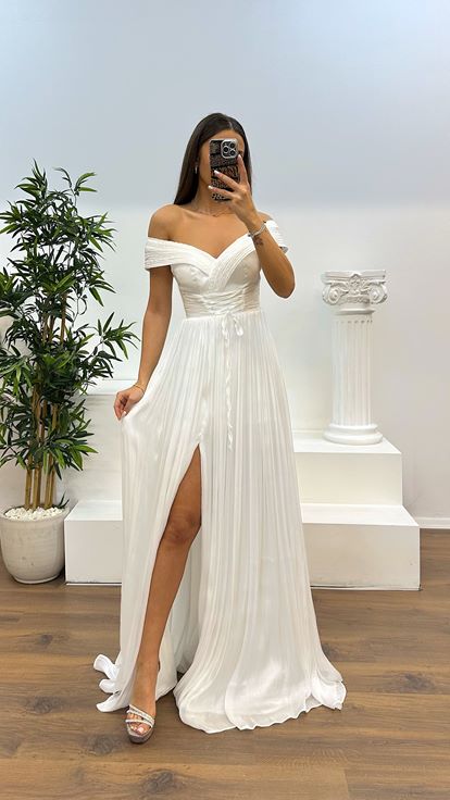 Abito da sera plissettato con colletto della Madonna bianco