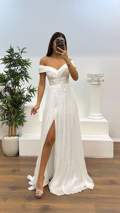 Abito da sera plissettato con colletto della Madonna bianco