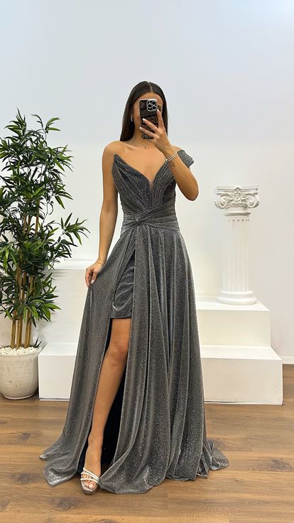 فستان سهرة من التول اللامع بتفاصيل كتف أنثراسايت