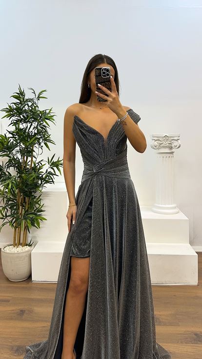 فستان سهرة من التول اللامع بتفاصيل كتف أنثراسايت