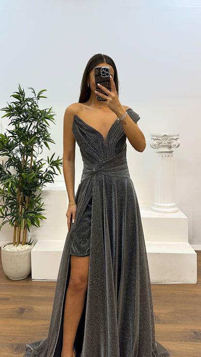 فستان سهرة من التول اللامع بتفاصيل كتف أنثراسايت