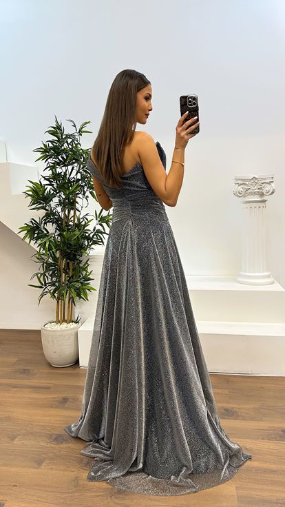فستان سهرة من التول اللامع بتفاصيل كتف أنثراسايت