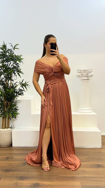 Vestido de noche de talla grande plisado con cuello barco y piel de cebolla