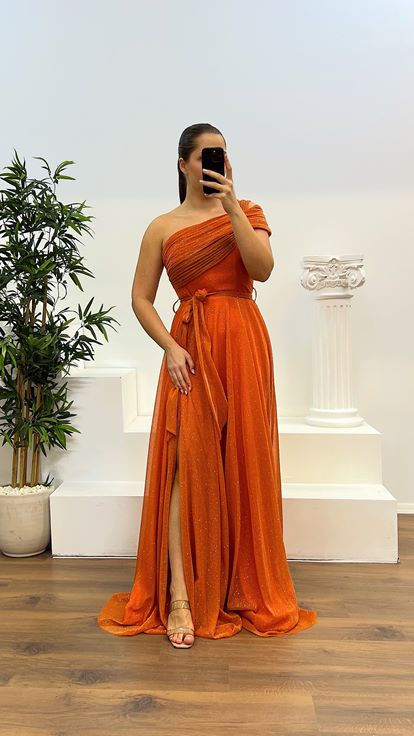 Abito da sera soffice Plus Size arancione con una spalla scintillante