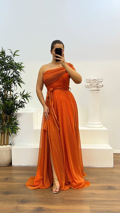 Abito da sera soffice Plus Size arancione con una spalla scintillante