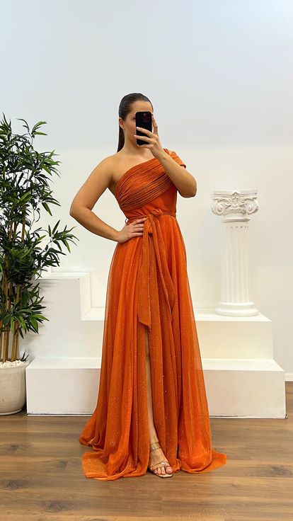 Abito da sera soffice Plus Size arancione con una spalla scintillante