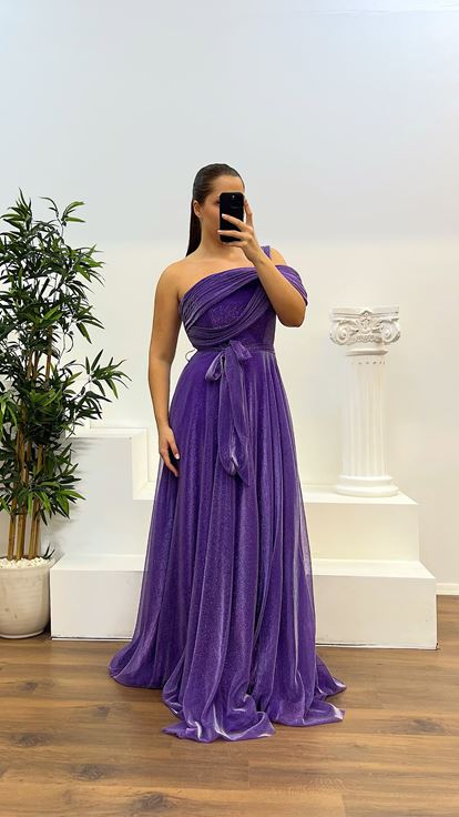 Abito da sera soffice e soffice glitterato monospalla viola