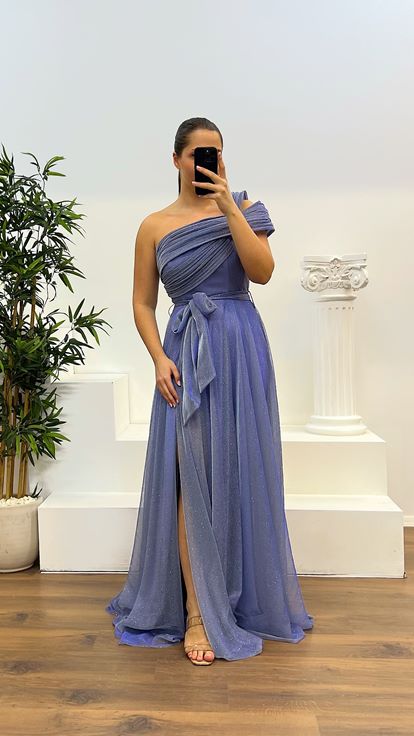 Abito da sera soffice e soffice con una spalla indaco