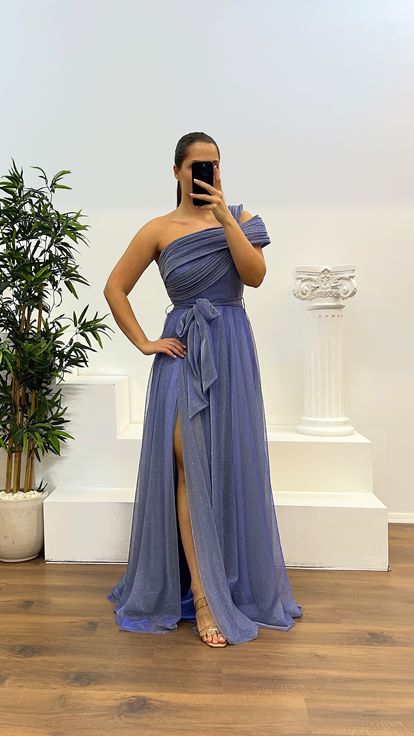 Abito da sera soffice e soffice con una spalla indaco