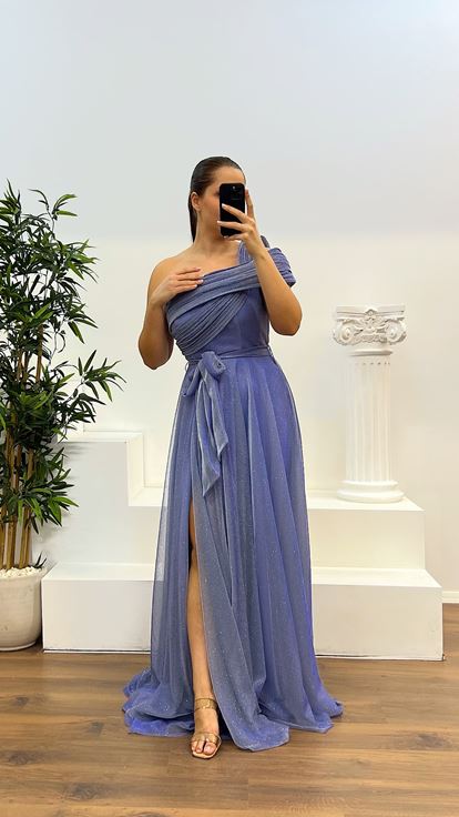 Abito da sera soffice e soffice con una spalla indaco