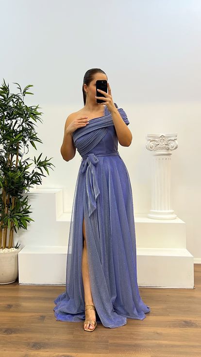Abito da sera soffice e soffice con una spalla indaco