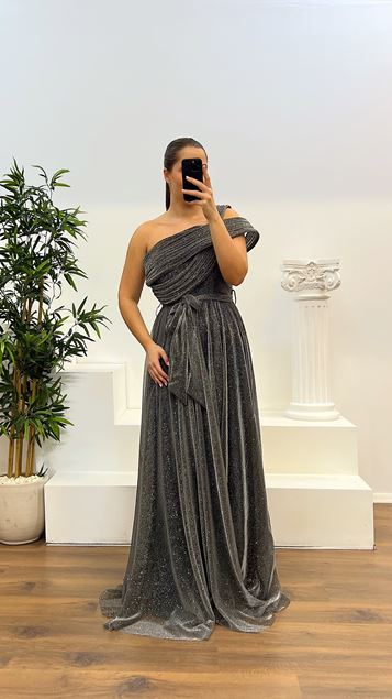 Abito da sera soffice e soffice con una spalla color antracite