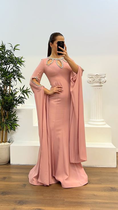 Abito da sera taglie forti con dettagli in pietra cipria