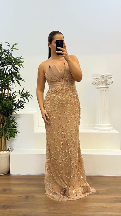 فستان سهرة ذهبي مطرز بدون حمالات بمقاسات كبيرة من تصميم مصمم أزياء