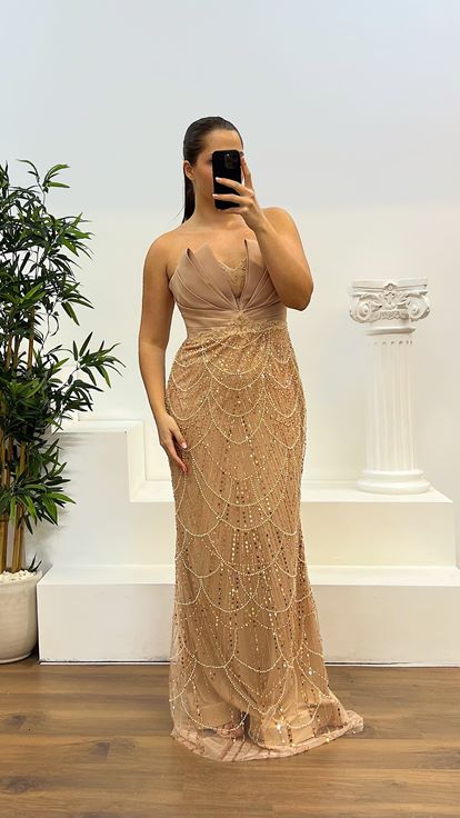 فستان سهرة ذهبي مطرز بدون حمالات بمقاسات كبيرة من تصميم مصمم أزياء