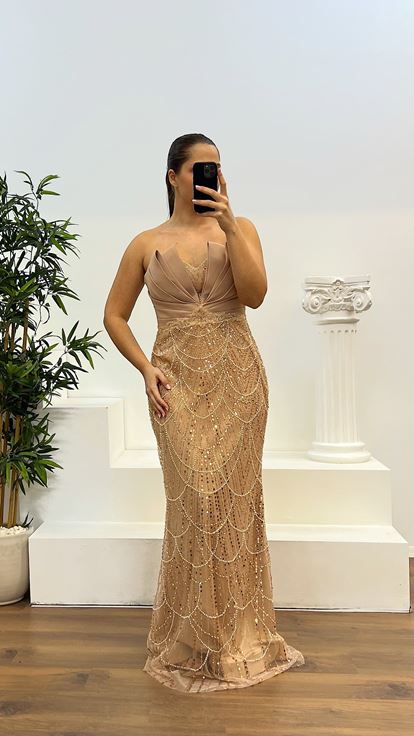 فستان سهرة ذهبي مطرز بدون حمالات بمقاسات كبيرة من تصميم مصمم أزياء